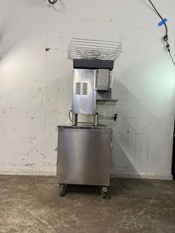 Zummo Z40-N-LM cold press citrus juicer, automatic feed, 25 fruits/minute, 290W, on wheels, stainless steel, used condition.
