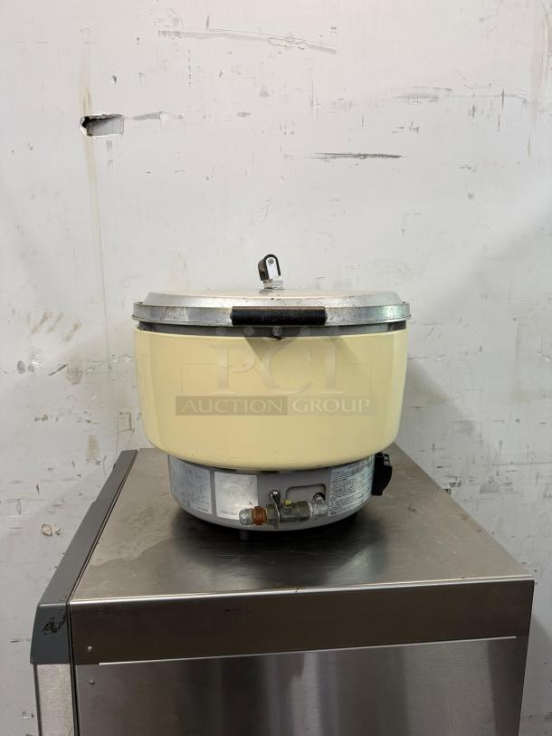 Rinnai RER55ASN 55 cup commercial natural gas rice cooker, cream color, with metal lid, visible gas connector, used condition.