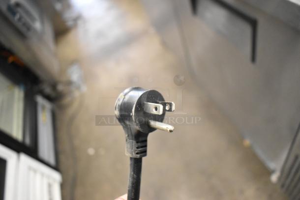 Close-up of a power plug for the 2021 True TSCI-600R-G-PH commercial cooler, 115 volts, 1 phase.