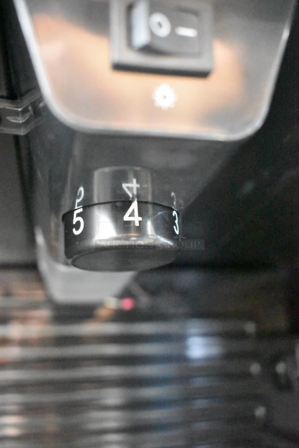 Control dial of Arctic King ARV115B1AST Mini Cooler, marked with numbers 1-5. Features on/off switch visible above.