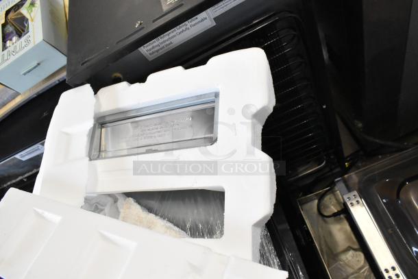 BRAND NEW SCRATCH AND DENT! KoolMore KM-MOT-1SS stainless steel microwave in packaging. 120 Volts, 1 Phase power.