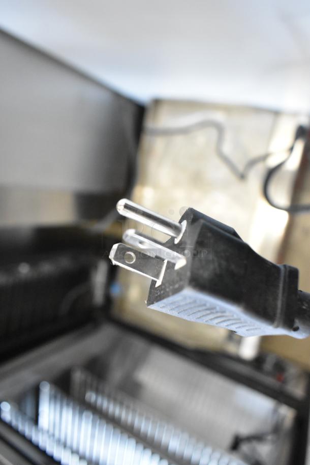 Power plug of the new Avantco 177EG30N stainless steel 30" electric countertop griddle, 208/240V, 1 phase.