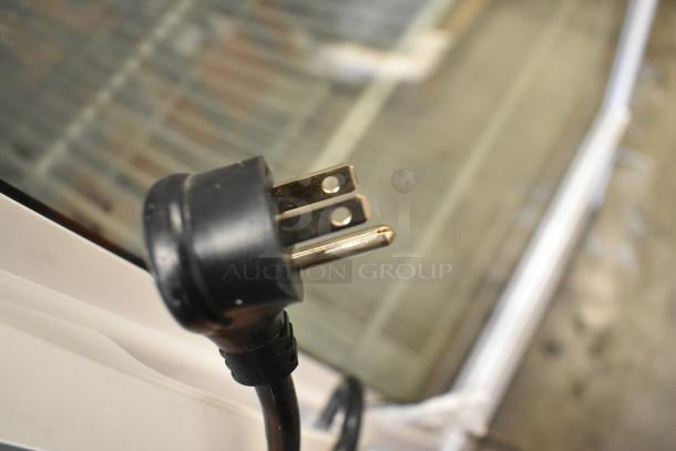 Close-up of a power plug for the 2021 True TSCI-600R-G-PH commercial cooler merchandiser, 115 volts, single phase.