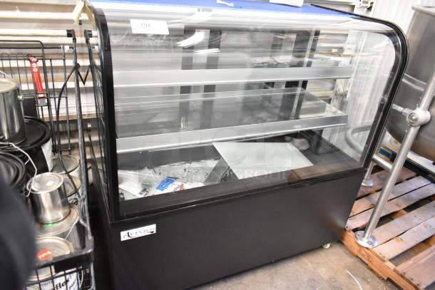 Brand new Avantco commercial deli display case, 115V, 1 phase. Note broken glass on front panel. Scratch and dent model.