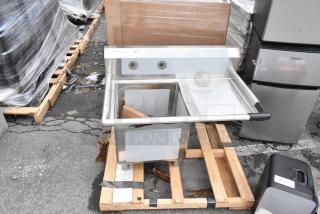 BRAND NEW SCRATCH AND DENT! Regency 600S1181818R Stainless Stee Single Bay Sink w/ Right Side Drain Board. - Item #1216797