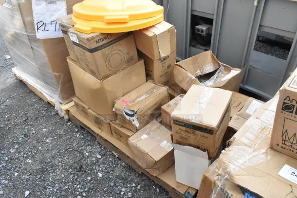 Boxes of Acopa glassware in various styles, Yanco brand melamine, and Carlisle items on a pallet, revealing new scratch and dent condition.
