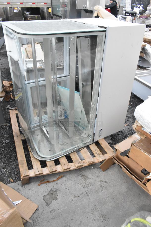 Brand new Avantco 193BC48HCW 48" refrigerated bakery display case. Visible glass damage, 115V, 1 Phase. Curved glass front.