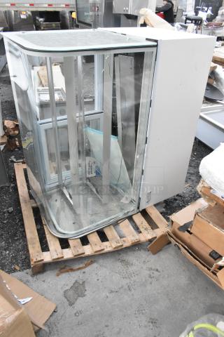 Brand new Avantco 193BC48HCW 48" refrigerated bakery display case. Visible glass damage, 115V, 1 Phase. Curved glass front.