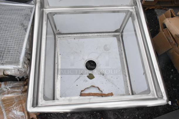 BRAND NEW SCRATCH AND DENT! Steelton 522CS12424 stainless steel single compartment commercial sink, 24"x24"x12" bowl, no legs.