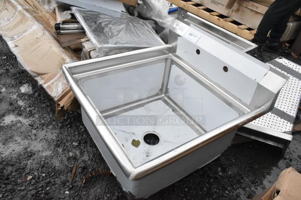 BRAND NEW SCRATCH AND DENT Steelton 522CS12424 18-Gauge Stainless Steel One Compartment Commercial Sink, 24"x24"x12" Bowl.