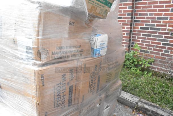 Pallet of 25 new scratch and dent items including sandwich bags, containers, cold cups, plastic cutlery, wrapped in plastic.