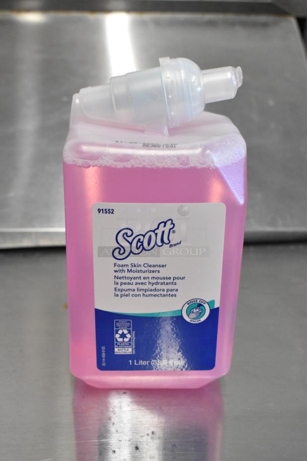 Scott Foam Skin Cleanser bottle, 1L, pink with moisturizers. Label reads 91552 with rinse instructions in multiple languages.
