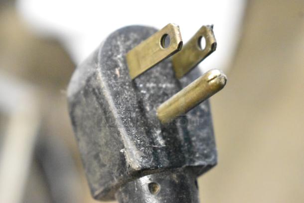Close-up of a power plug suitable for Silver King SKR27 stainless steel commercial cooler, 115 volts, 1 phase.