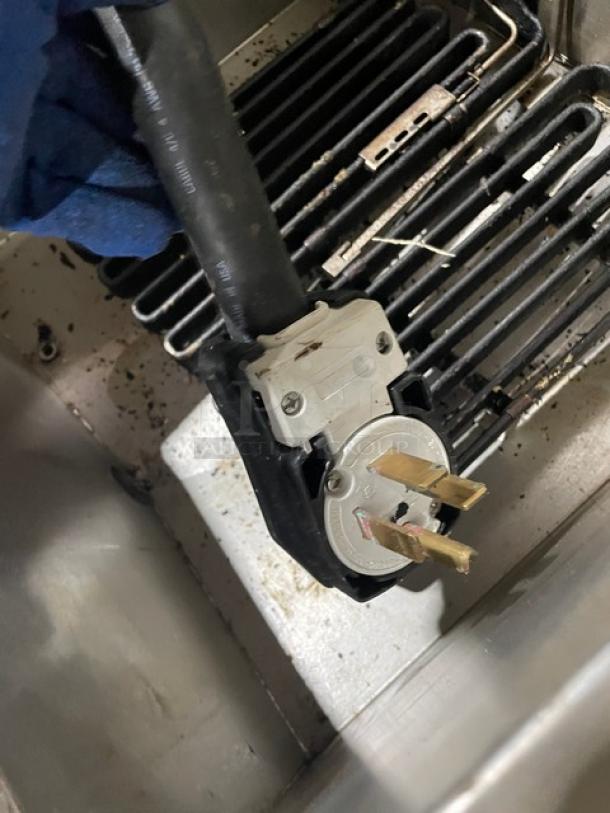 Frymaster FilterQuick commercial electric fryer plug and interior view, model 1FQE80U0ZQTZB17, with filtration system.