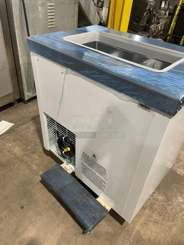 NEW Master-Bilt DC-2S commercial ice cream dipping cabinet, 32", white, flip lid, model DC2S, SN 0006098-32166-C, 115V, 1 Phase.