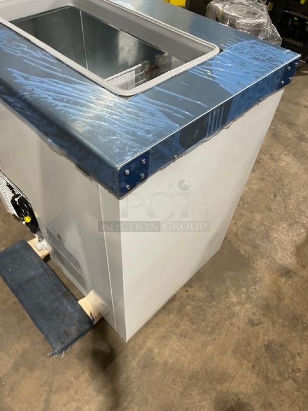 Master-Bilt DC2S Commercial Ice Cream Dipping Cabinet, white, 32", new condition, flip-style lid, 115V, SN: 0006098-32166-C.