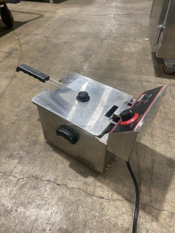 Winco EFS-16 countertop deep fat fryer, stainless steel, electric, with lid and fry basket, 120V, Model SN: FS16010-012334.