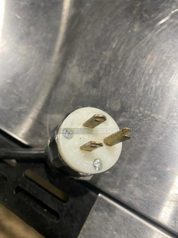 Close-up of the plug of a Moffat Turbofan Series E22M3 countertop convection oven, model E22M3, 115V.