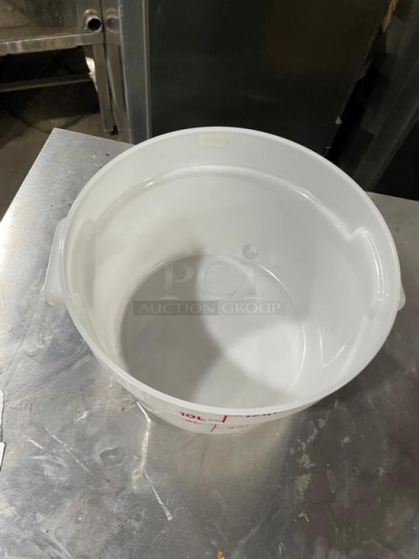 Brand new Cambro RFS12 12 Qt. round white food storage container with handles, ideal for commercial use.