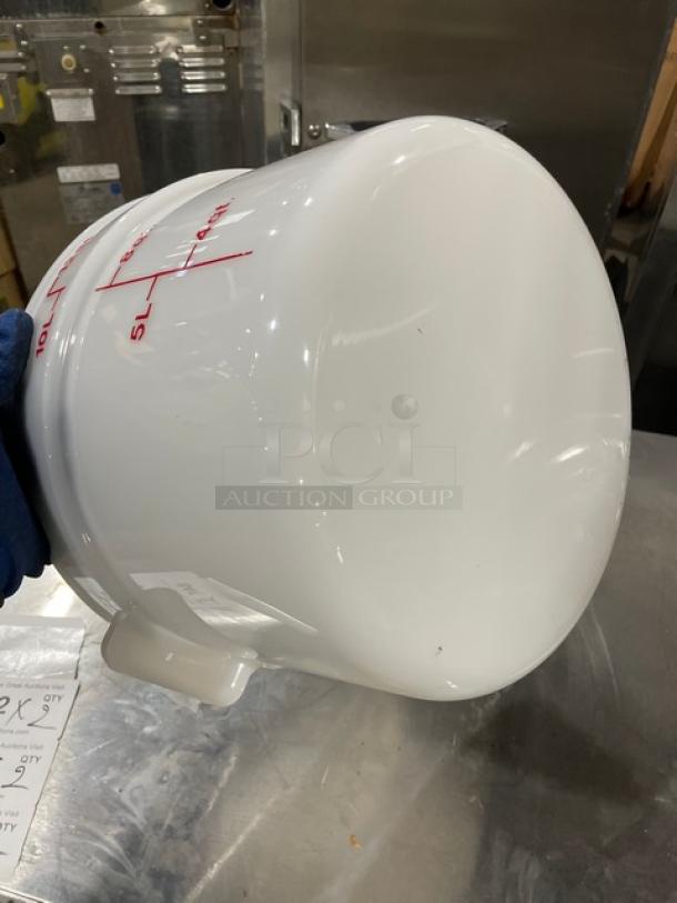 Cambro RFS12 12 Qt. white round food storage container, brand new, with handles and measurement markings.