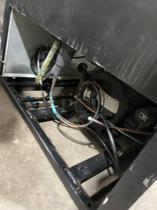 True GEM23 single glass swing door merchandiser fridge, Energy Star certified, shown with poly coated wire rack, 115V 1 Phase, model SN: 7259029. Visible wiring and components indicate wear.