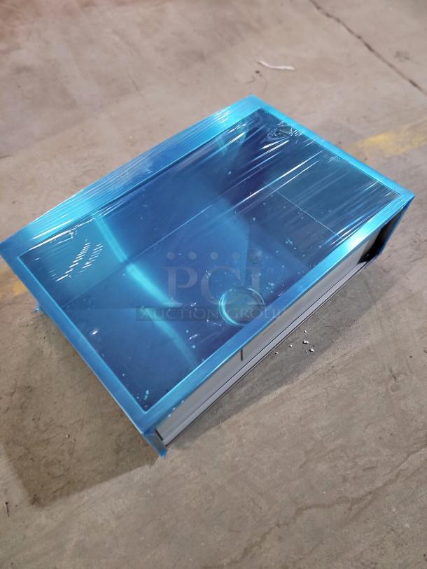 Brand New MILIGORÉ 30" undermount 16-gauge stainless steel kitchen sink, zero-radius design, model VESSEL-SS-UZ63-16E3018.