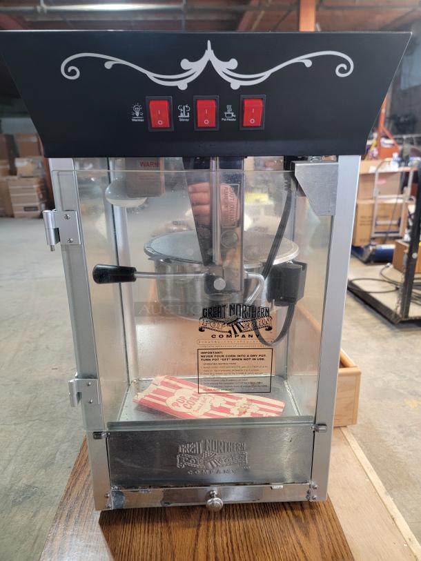 Great Northern Popcorn Popper, Model 83-DT5629. Antique design, 850-watt, 8-ounce kettle, tempered glass, tested and working.