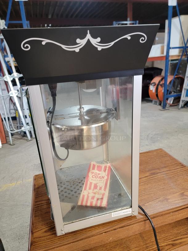 Great Northern popcorn machine, model 83-DT5629, with stainless steel kettle and vintage design. Tested, working, excellent condition.