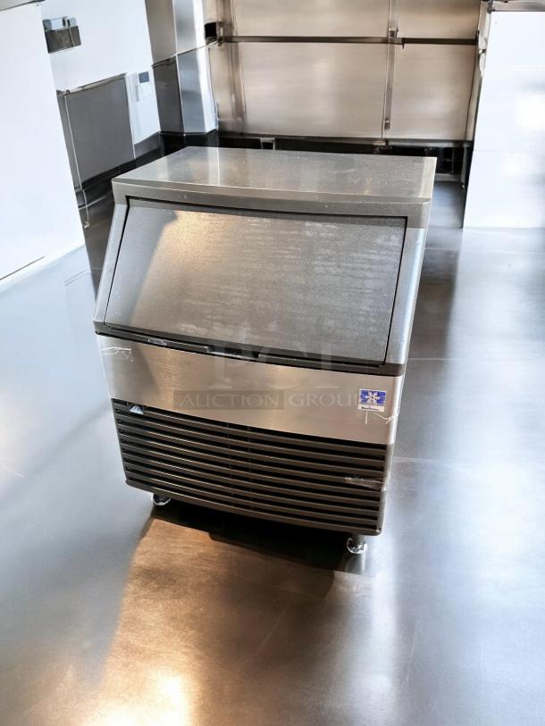 Manitowoc QD0272A ice maker in excellent condition, self-contained air-cooled model with bin, 115V, fully tested and working.