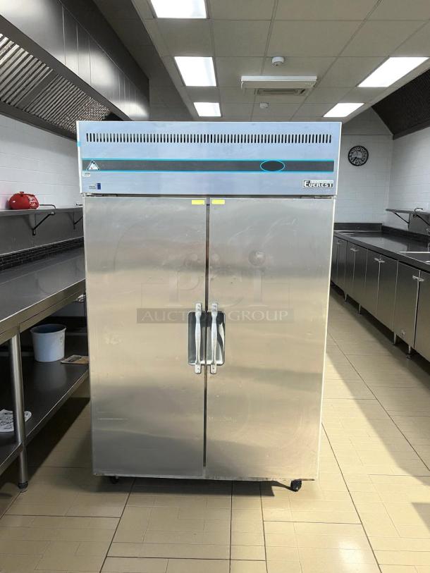 Everest Refrigeration ESR2 49 5/8" two-section reach-in refrigerator, stainless steel, excellent condition, 115v, tested and working.
