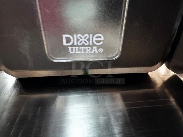 Great condition Dixie Ultra napkin dispenser by Georgia-Pacific. Compact countertop model, 7.5"x5.86"x7.2", tested and working.