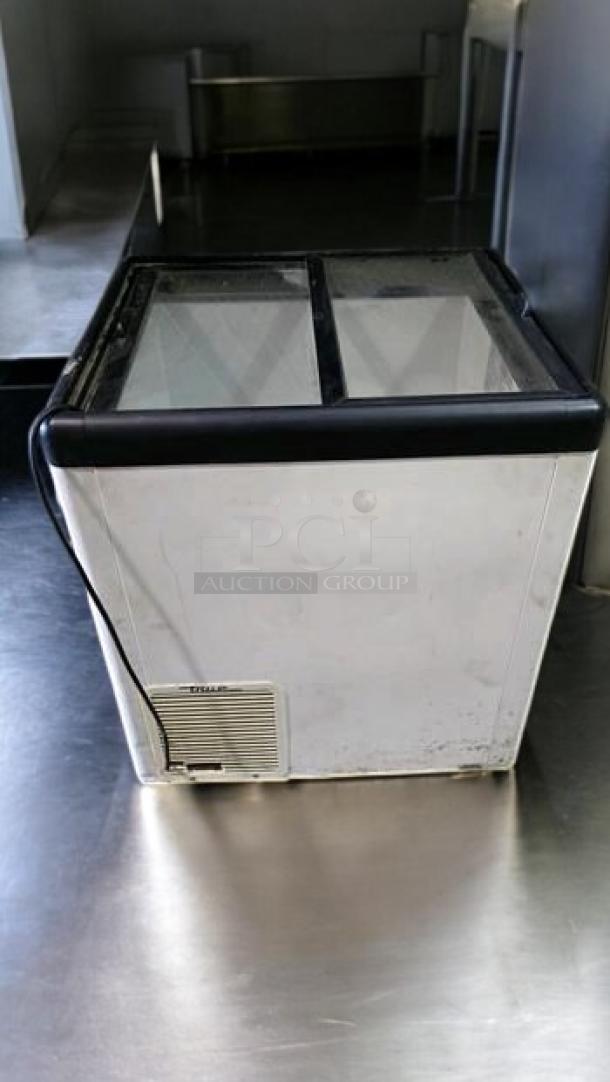 True TFM-29FL horizontal freezer, 6.3 cu. ft., flat lid, excellent condition, 115V, fully tested and working, visible power cord.