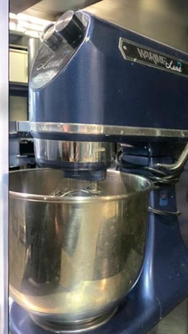 Waring Commercial Luna WSM7L mixer, 7 qt capacity, excellent condition, stainless steel bowl, 120V, tested & working.