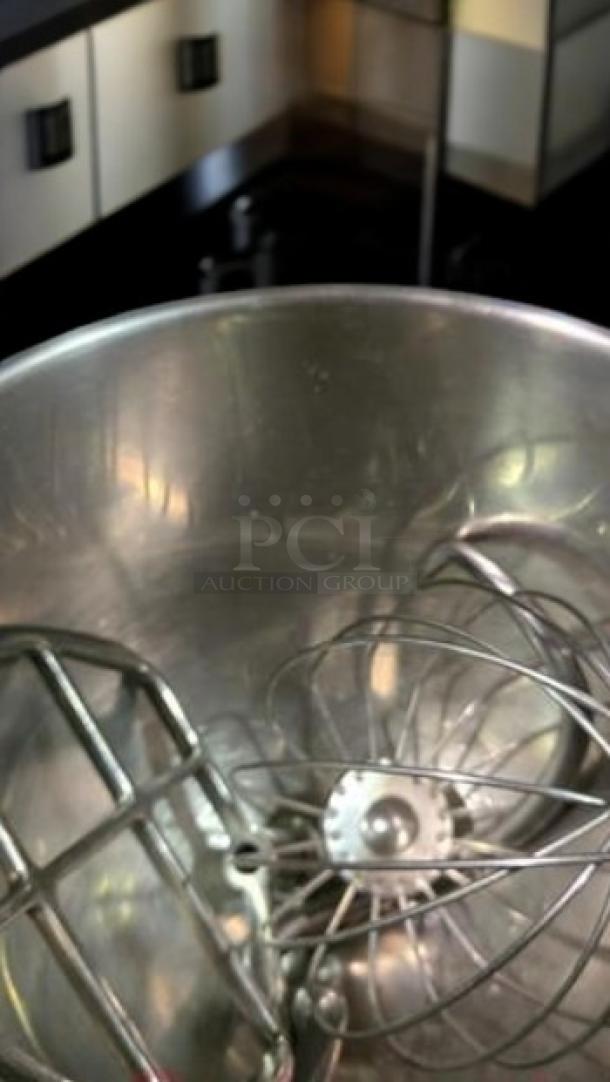 Waring Commercial Luna WSM7L Planetary Mixer, 7 Qt, excellent condition, stainless steel bowl, tested and working, 120V.