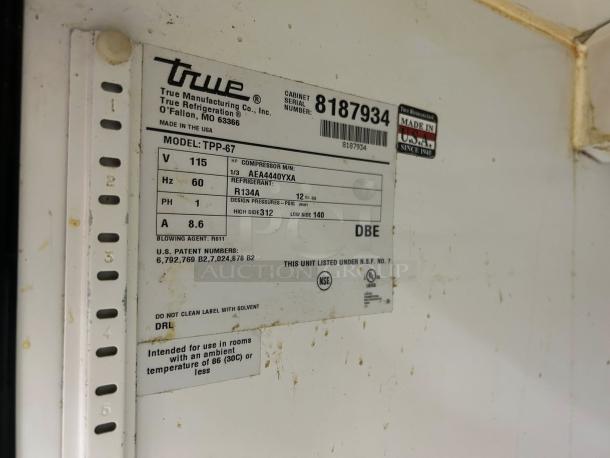 Label of True TPP-AT-67-HC pizza prep table showing specifications: 115V, 60Hz, R134A refrigerant, made in USA.