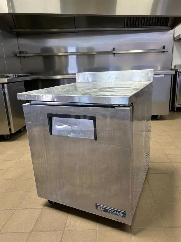 True TWT-27F-HC worktop freezer with 3 9/16" backsplash in excellent condition. Tested and working. Stainless steel finish.