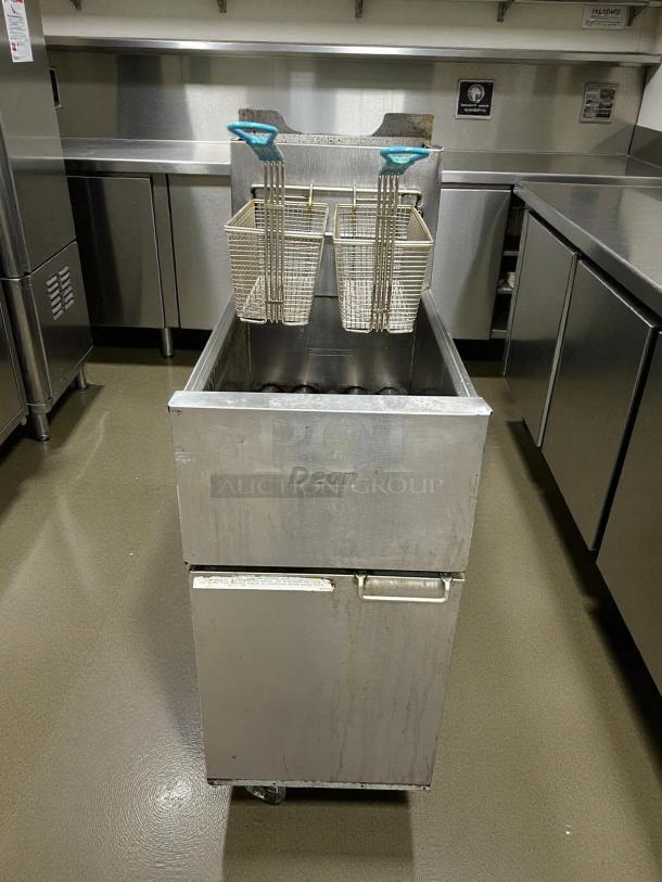 Dean SR142G Natural Gas Fryer, 35-43 lb, great condition, tested and working, dual fry baskets, restaurant kitchen setting.