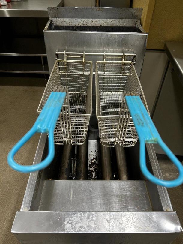 Dean SR142G Natural Gas Fryer, great condition, 35-43 lb. capacity, tested and working, with blue handle baskets.