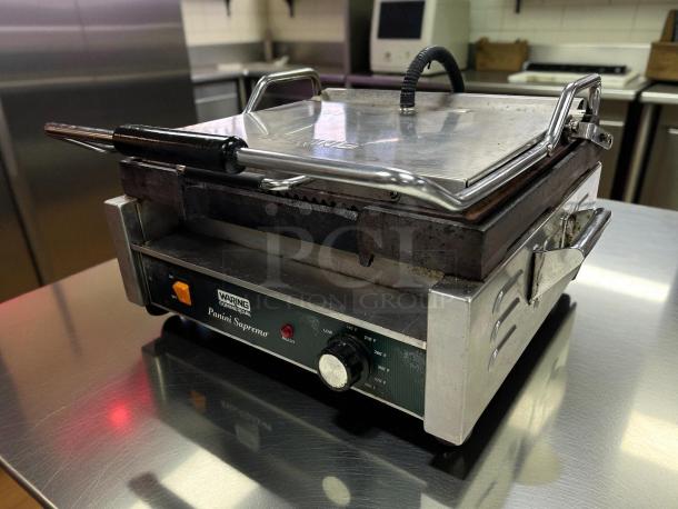 Waring WDG250 Panini Grill, excellent condition, 14.5"x11" surface, grooved top, smooth bottom, 120V, 1800W, tested working.