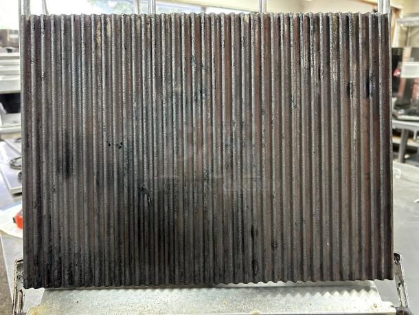 Waring WDG250 panini grill with grooved top plate. Excellent condition, 14 1/2" x 11" surface. Tested, 120V, 1800W.