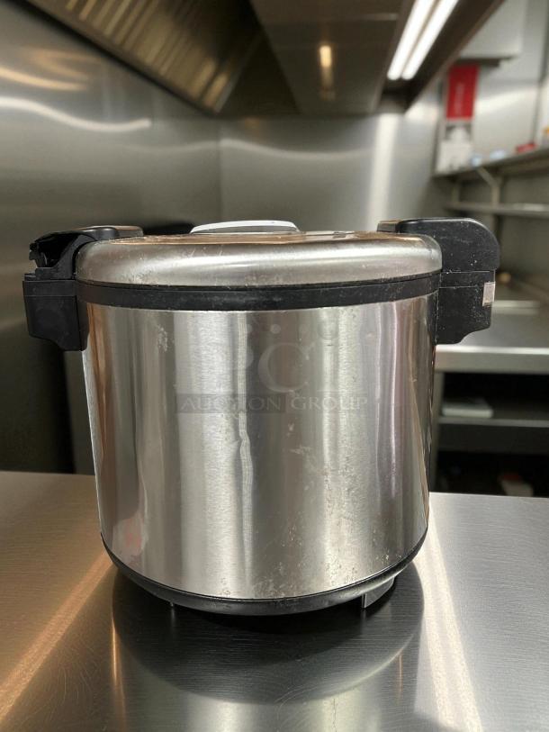 Winco RW-S451 electric rice warmer, 100 cup capacity, stainless steel, great condition, tested and working.