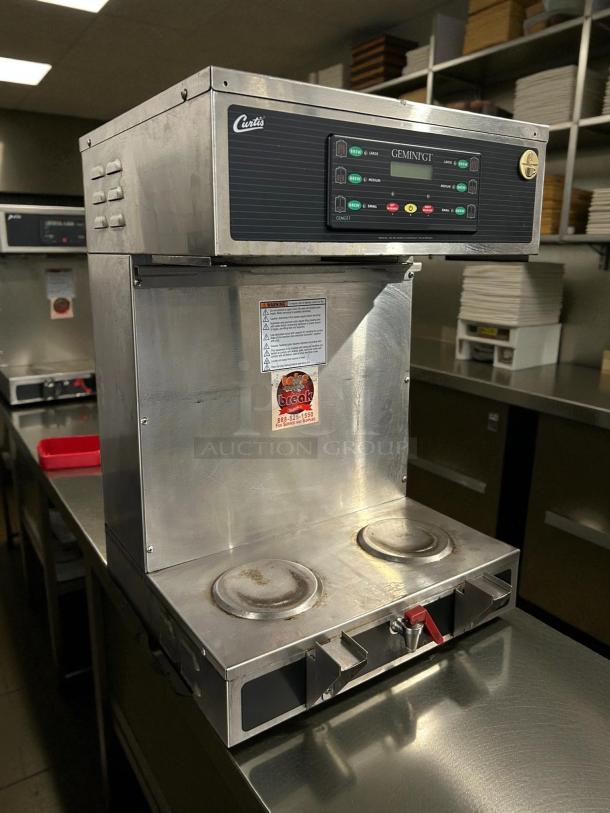 Curtis GEMTS10A1000 G3 Gemini Twin 1.5-gallon coffee brewer in excellent condition, 220V, tested and working, dual burners.