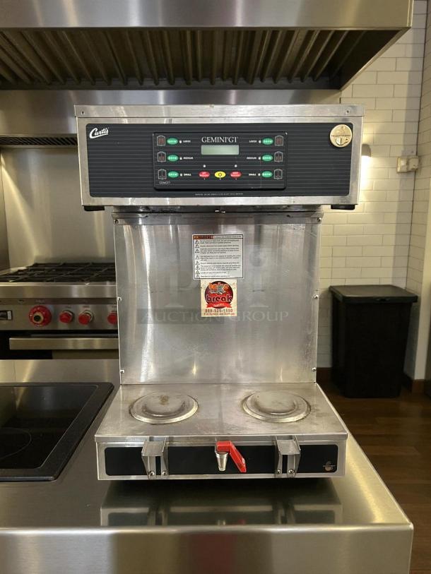 Curtis GEMTS10A1000 G3 Gemini Twin 1.5 Gallon Coffee Brewer, excellent condition, tested and working, 220V.
