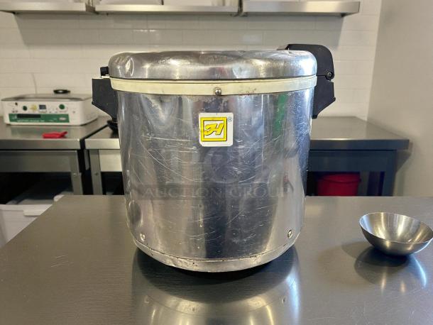 Thunder Group SEJ22000 Commercial Rice Warmer, 50 cups, silver, tested and working. Features brand logo, used condition.