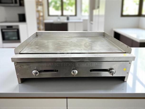 Stratus SMG36 36-inch gas griddle in great condition, stainless steel, flat top, dual knobs. Tested and working.