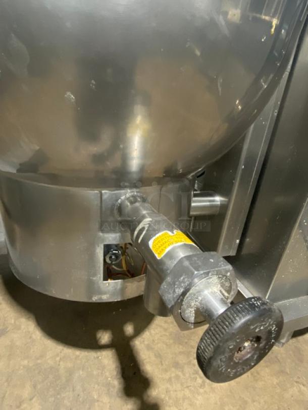 Groen DHT140 stainless steel 40-gal tilting steam kettle, natural gas, on legs. Features knobs and visible components.