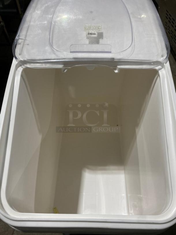 Winco commercial white portable food storage bin with clear lid. Features casters for mobility. Clean, excellent condition.