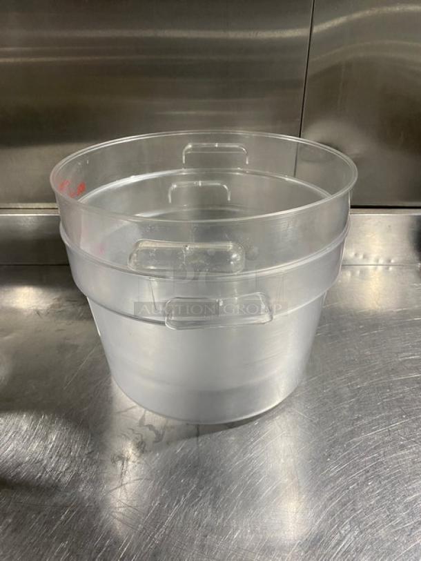 Cambro RFSCW12 clear polycarbonate 12 qt. round food storage container with handles. Durable and versatile.