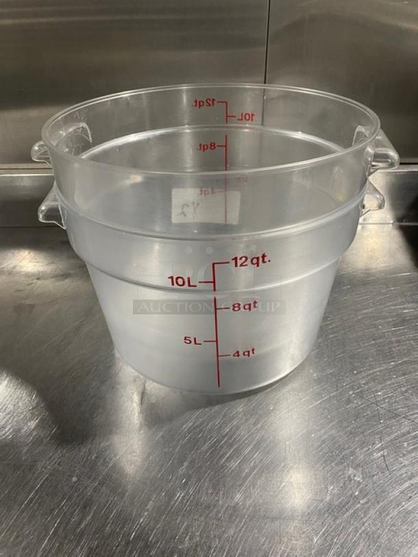 Cambro RFSCW12 clear polycarbonate 12 qt. food storage container with handles. Features red measurement markings. Excellent condition.