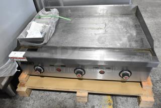 BRAND NEW Vulcan VCRG36-T1 Stainless Steel 36" Commercial Griddle, Snap-Action Controls, 75,000 BTU, Scratch and Dent.
